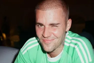 Imagem ilustrativa da imagem Justin Bieber relata queda de skate elétrico: "Até cantar, rir, tudo dói"