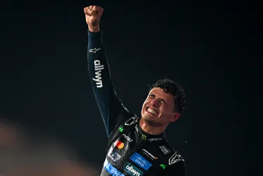 
          Imagem ilustrativa da imagem Lando Norris faz prova segura e conquista seu primeiro título na Fórmula 1
          