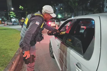 
          Imagem ilustrativa da imagem Lei Seca: blitze multam 101 por dirigir embriagados e 2 são detidos
          