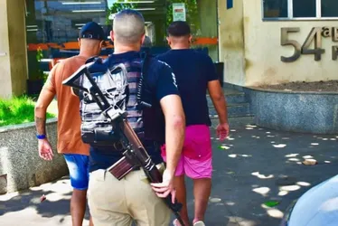 
          Imagem ilustrativa da imagem Líder de milícia na Baixada Fluminense e policial civil são presos suspeitos de vazarem operações
          