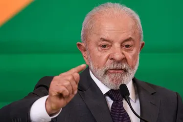 
          Imagem ilustrativa da imagem Lula diz que 'salário e jornada decentes' é o que vai 'fazer as pessoas trabalharem
          