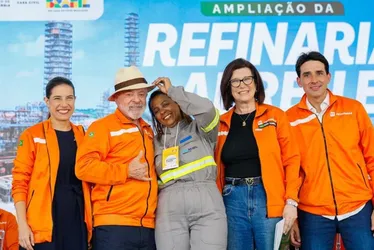 
          Imagem ilustrativa da imagem Lula volta à Refinaria Abreu e Lima e diz que expansão da obra é orgulho do Brasil
          