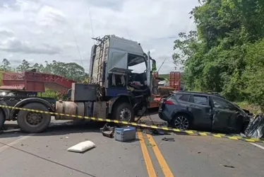 Imagem ilustrativa da imagem Mãe e filho morrem em acidente na BR-101; pista ficou interditada por 5 horas