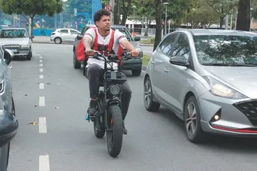 Imagem ilustrativa da imagem Mais 50 profissionais passam todo dia a trabalhar por aplicativos no ES