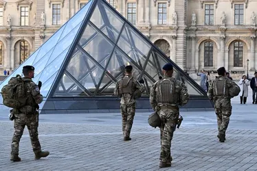 
          Imagem ilustrativa da imagem Mais quatro pessoas são presas pelo roubo de joias do Museu do Louvre
          