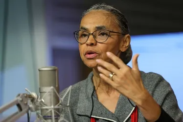 
          Imagem ilustrativa da imagem Marina Silva tem leve fratura na coluna e é hospitalizada
          