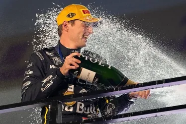 Imagem ilustrativa da imagem McLaren punida e Verstappen renova sonho do penta