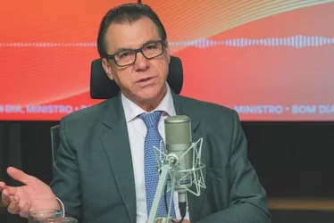 
          Imagem ilustrativa da imagem Ministro quer liberar FGTS para 13 milhões de demitidos
          