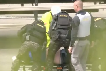 Imagem ilustrativa da imagem Motorista de caminhão é resgatado após 4 horas com suposto explosivo em São Paulo