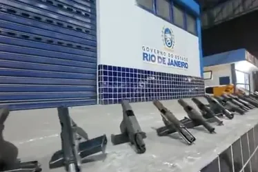 Imagem ilustrativa da imagem Mulher é presa com 30 pistolas que seriam entregues ao Comando Vermelho no Complexo do Alemão