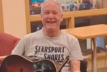 
          Imagem ilustrativa da imagem Músico indicado ao Grammy morre atropelado por mulher presa mais de 100 vezes
          