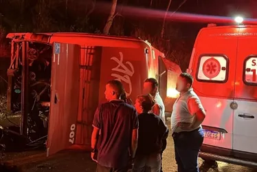 Imagem ilustrativa da imagem Ônibus de turismo tomba e deixa dois mortos na BR 262 em Ibatiba