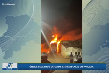 Imagem ilustrativa da imagem Ônibus pega fogo em Paulista, destrói imóveis e mobiliza Defesa Civil