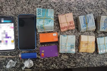 Imagem ilustrativa da imagem PRF apreende mais de R$27 mil e drogas com dupla no Recife