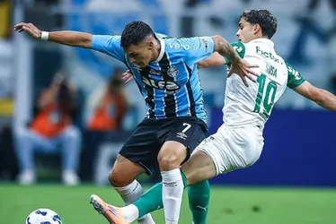 
          Imagem ilustrativa da imagem Palmeiras toma a virada, perde para Grêmio e título fica quase impossível
          