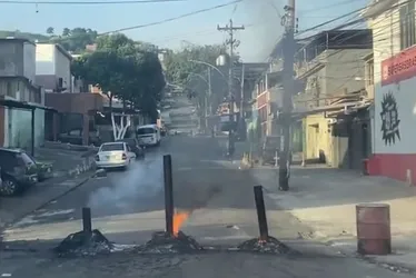 Imagem ilustrativa da imagem Rio começa remover 13 mil barricadas e Castro ameaça: ‘Se voltar, vai receber visitinha do Bope’