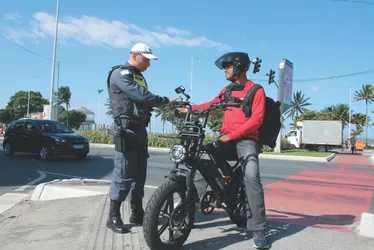 Imagem ilustrativa da imagem Policial tira dúvidas sobre novas regras para motos e bikes elétricas