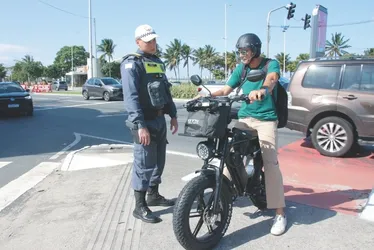 Imagem ilustrativa da imagem Policial tira dúvidas sobre novas regras para motos e bikes elétricas