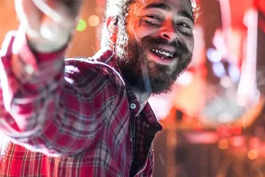 Imagem ilustrativa da imagem Post Malone põe fim à disputa judicial pela guarda da filha de 3 anos