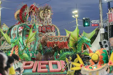 Imagem ilustrativa da imagem Prejuízo de 60 mil reais, diz escola de samba após incêndio em galpão