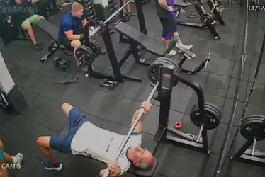 
          Imagem ilustrativa da imagem Presidente do Bonecos Gigantes é enterrado após acidente fatal em academia
          