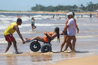 Imagem ilustrativa da imagem Projeto que oferece banho de mar para pessoas com deficiência está de volta