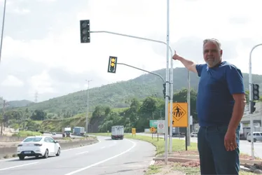 
          Imagem ilustrativa da imagem Radares na BR-101, em Viana, começam a ser instalados
          