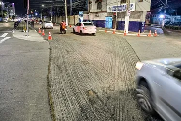 Imagem ilustrativa da imagem Recapeamento da Leitão da Silva avança e conclui primeiro sentido da via