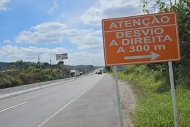 
          Imagem ilustrativa da imagem Recuperação de placas de concreto causa desvio em trecho da BR-232
          