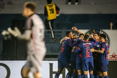 
          Imagem ilustrativa da imagem Red Bull Bragantino atropela Vitória e complica rival na luta contra o rebaixamento
          