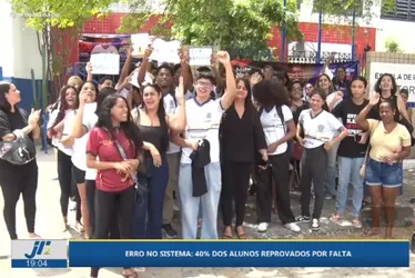 
          Imagem ilustrativa da imagem Reprovação em massa acende revolta em escola estadual de Olinda
          