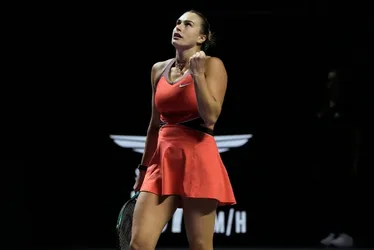 Imagem ilustrativa da imagem Sabalenka vence e desafia Rybakina na busca da inédita taça do WTA Finals