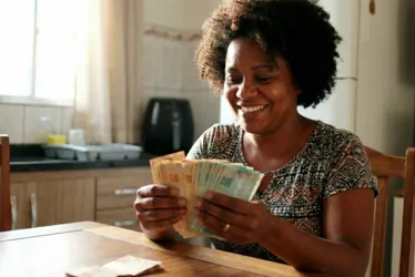 Imagem ilustrativa da imagem Saiba quando deve ser pago o 13º salário e quem tem direito a receber