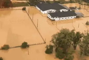 
          Imagem ilustrativa da imagem Seis cidades decretam estado de emergência após chuva causar destruição em SC
          