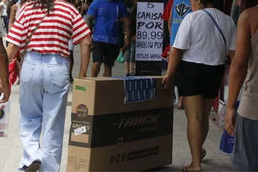 
          Imagem ilustrativa da imagem Shoppings ampliam horário de funcionamento no último mês do ano
          