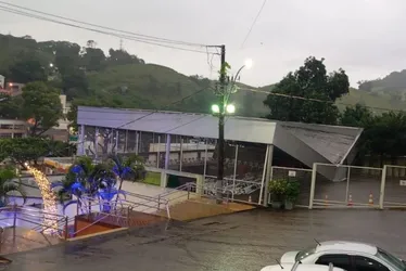 
          Imagem ilustrativa da imagem Temporal destelha escola, igreja e causa estragos no Sul do ES
          