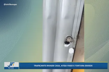 Imagem ilustrativa da imagem Traficante invade casa, espanca casal de idosos e incendeia imóvel no Cabo