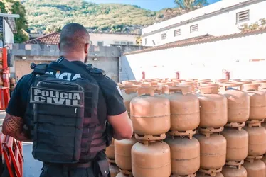 
          Imagem ilustrativa da imagem Traficantes do Comando Vermelho danificam rede de gás para vender botijões acima do valor no Rio
          