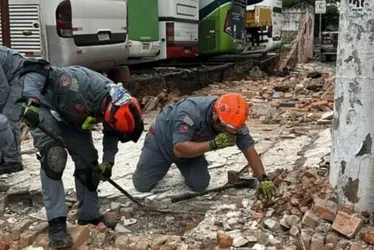 Imagem ilustrativa da imagem Três pessoas morrem após ônibus derrubar muro em estacionamento em São Paulo