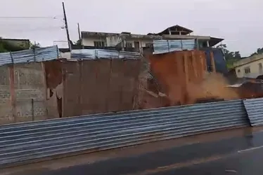 
          Imagem ilustrativa da imagem VÍDEO | Três casas são interditadas após muro desabar no Sul do ES
          
