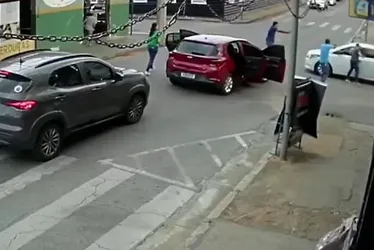 
          Imagem ilustrativa da imagem VÍDEO: Viatura descaracterizada, atenção de curiosos: como foi ação que prendeu sequestradores em MG
          