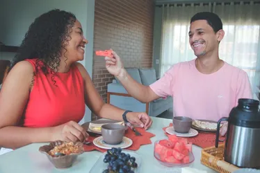 Imagem ilustrativa da imagem Vetar celular na hora da refeição fortalece vínculos