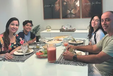 Imagem ilustrativa da imagem Vetar celular na hora da refeição fortalece vínculos