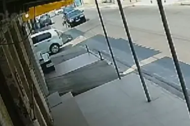 
          Imagem ilustrativa da imagem Vídeo: homem é preso suspeito de tentar matar a própria filha ao arrastá-la com carro em movimento
          