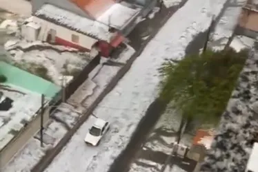 
          Imagem ilustrativa da imagem Vídeos: chuva de granizo em Ponta Grossa deixa ruas e telhados ‘cobertos de neve’
          