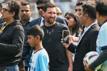 
          Imagem ilustrativa da imagem Visita de Messi à Índia começa com tumulto em estádio e prisão de organizador
          