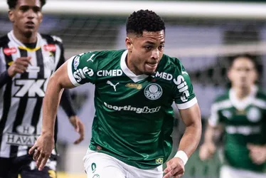 Imagem ilustrativa da imagem Vitor Roque brilha, Palmeiras vence Santos e abre vantagem para o Flamengo