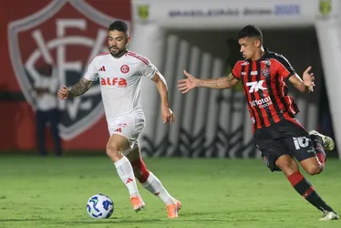Imagem ilustrativa da imagem Vitória ganha duelo direto com o Inter e coloca Santos na zona de rebaixamento
