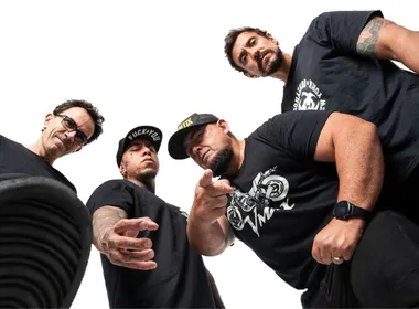 Imagem ilustrativa da imagem Raimundos abre show do Guns N’ Roses em apresentação histórica no Espírito Santo