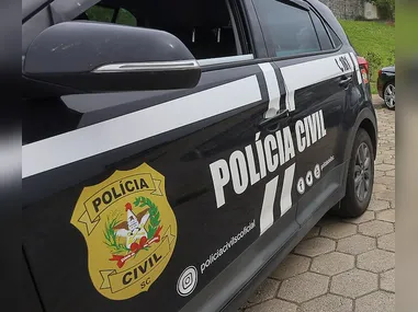 Nas imagens, destroços da aeronave aparecem boiando no rio após o acidente